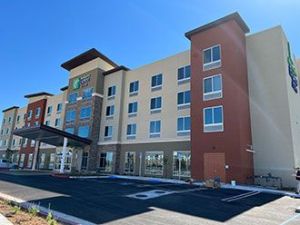 Holiday Inn Express & Suites - Ridgecrest, CA